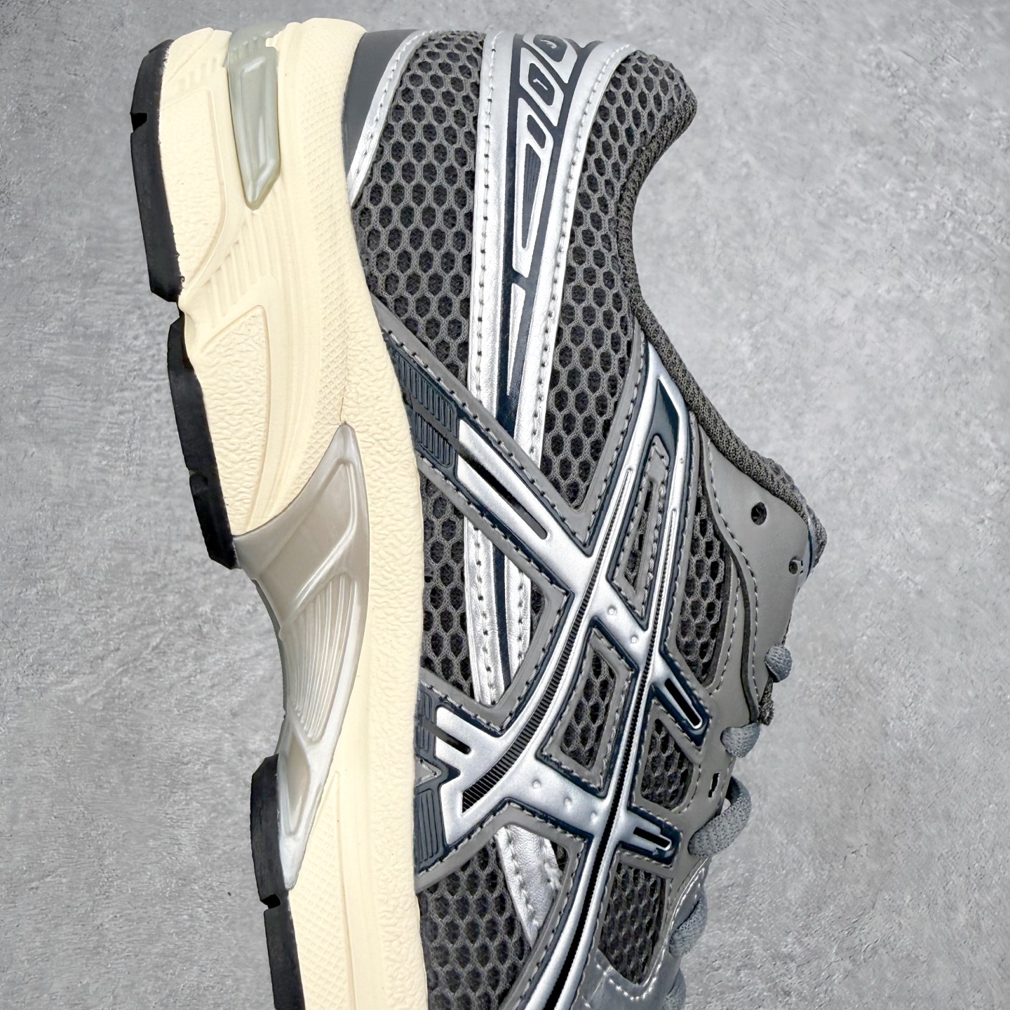 ＃XN Asics Gel-1130 亚瑟士系列低帮复古休闲运动慢跑鞋 整双鞋在鞋面部分选用网眼布与皮革