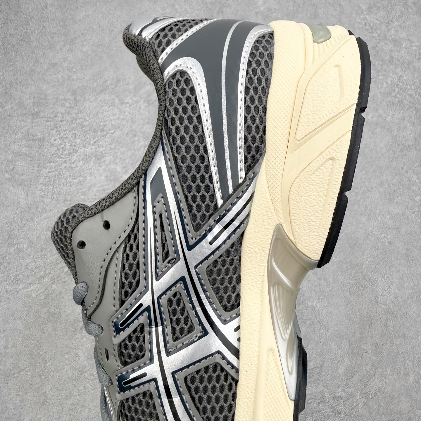 ＃XN Asics Gel-1130 亚瑟士系列低帮复古休闲运动慢跑鞋 整双鞋在鞋面部分选用网眼布与皮革