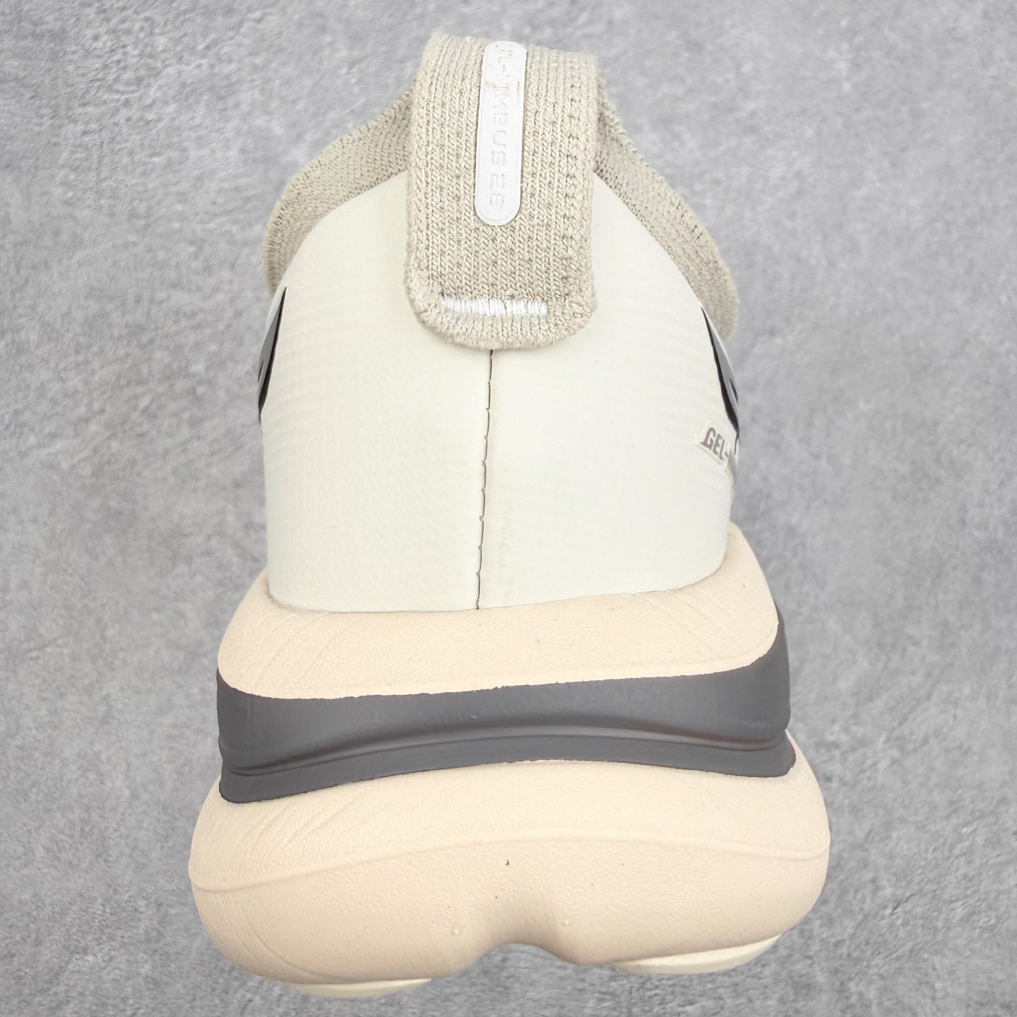 Asics GEL-Nimbus 28 亚瑟士缓震跑鞋 近年复古风潮的势头很旺 ASICS一直坚信保持身