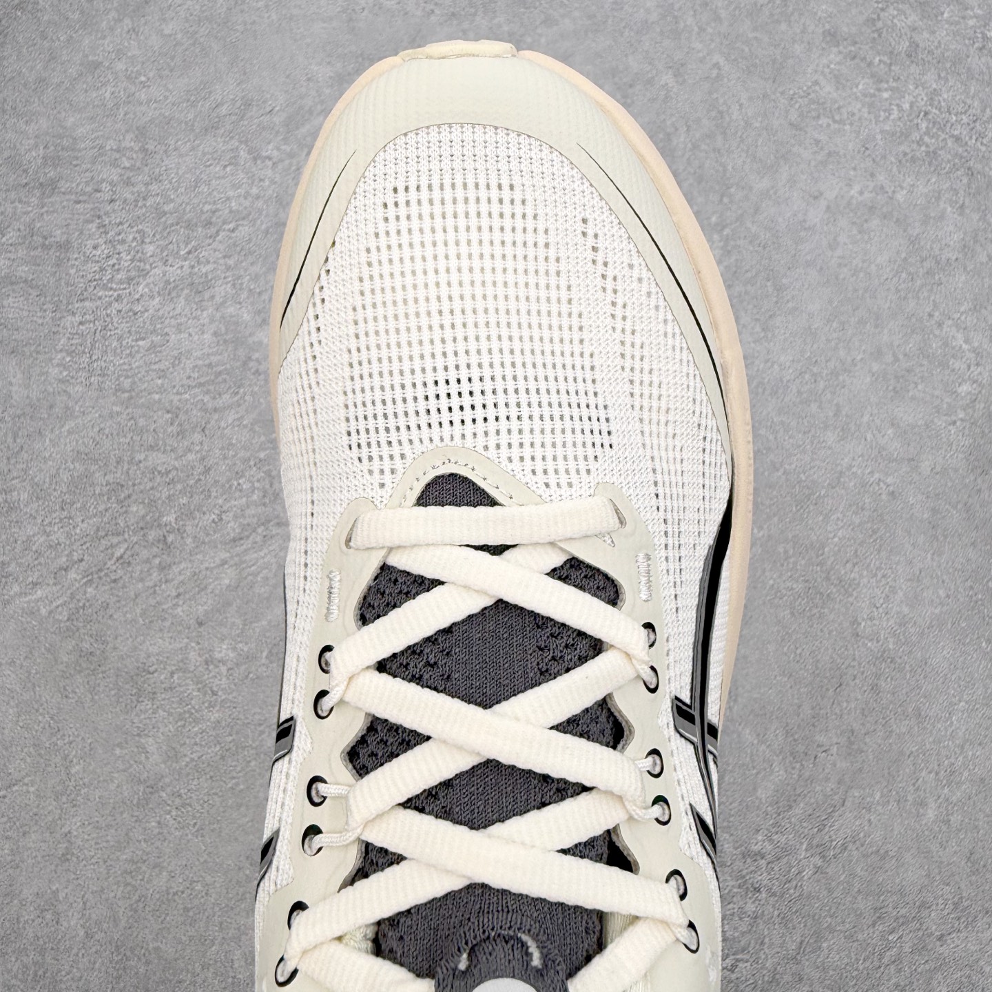 Asics GEL-Nimbus 28 亚瑟士缓震跑鞋 近年复古风潮的势头很旺 ASICS一直坚信保持身