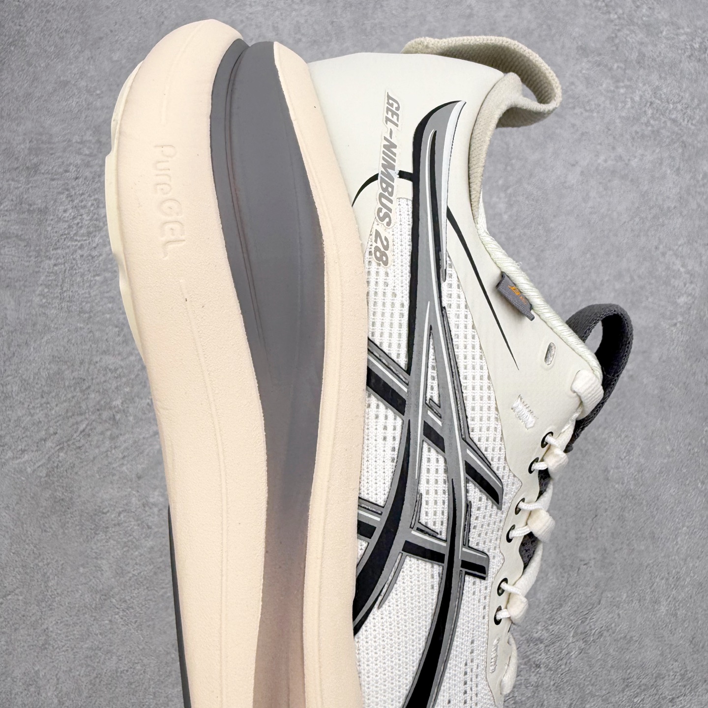 Asics GEL-Nimbus 28 亚瑟士缓震跑鞋 近年复古风潮的势头很旺 ASICS一直坚信保持身