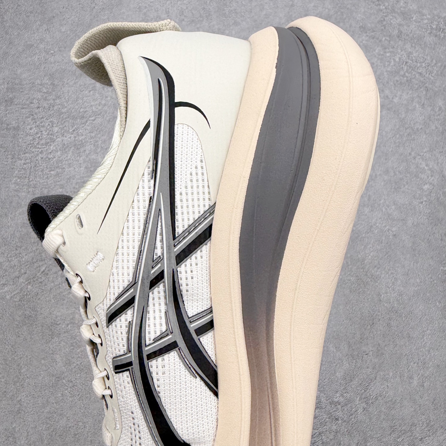 Asics GEL-Nimbus 28 亚瑟士缓震跑鞋 近年复古风潮的势头很旺 ASICS一直坚信保持身