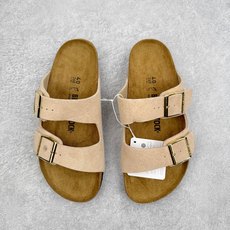 #福利特价‼️Birkenstock Arizona 系列勃肯皮革绒面双扣时尚凉拖鞋 牛皮绒面革质地柔软 #福利特价‼️Birkenstock Arizona 系列勃肯皮革绒面双扣时尚凉拖鞋 牛皮绒面革质地柔软