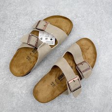 #福利特价‼️Birkenstock Arizona 系列勃肯皮革绒面双扣时尚凉拖鞋 牛皮绒面革质地柔软 #福利特价‼️Birkenstock Arizona 系列勃肯皮革绒面双扣时尚凉拖鞋 牛皮绒面革质地柔软