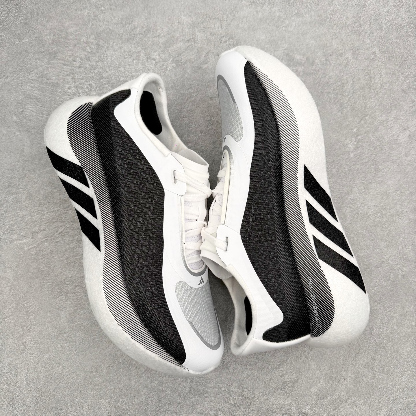 AD Hyperboost Edge 爆米花缓震舒适贴合跑步鞋 在 BOOST 之前冠以了 “HYPER