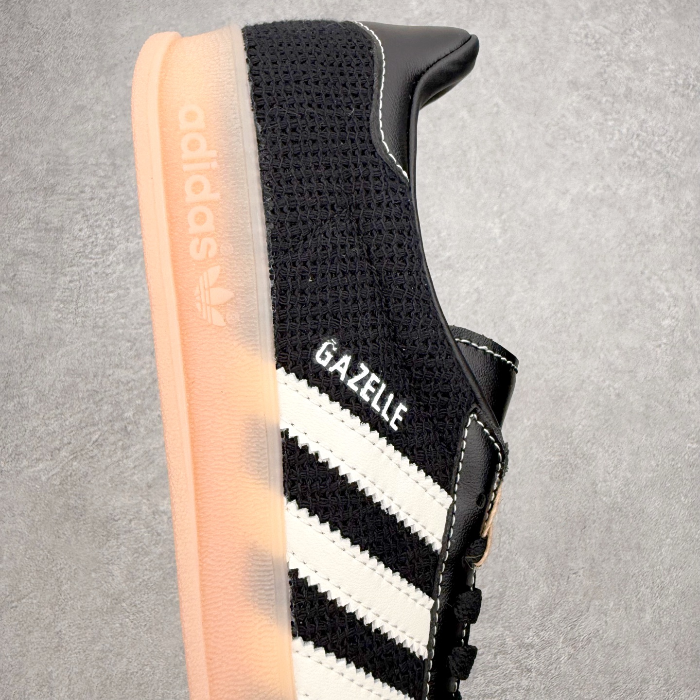 AD Gazelle Indoor Trainers 羚羊内训系列低帮复古百搭休闲运动德训风板鞋 JQ7