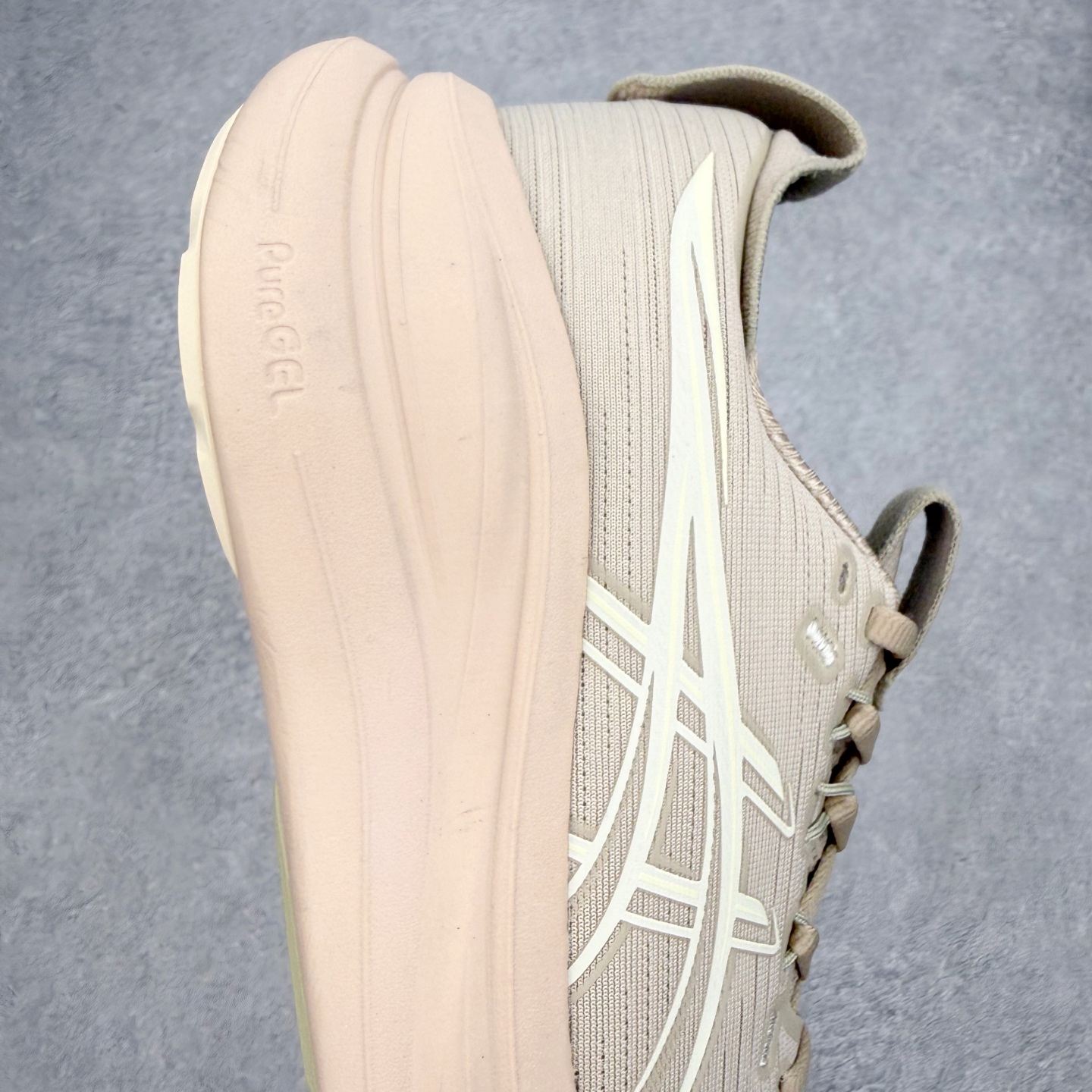 Asics GEL-Nimbus 28 亚瑟士缓震跑鞋 近年复古风潮的势头很旺 ASICS一直坚信保持身