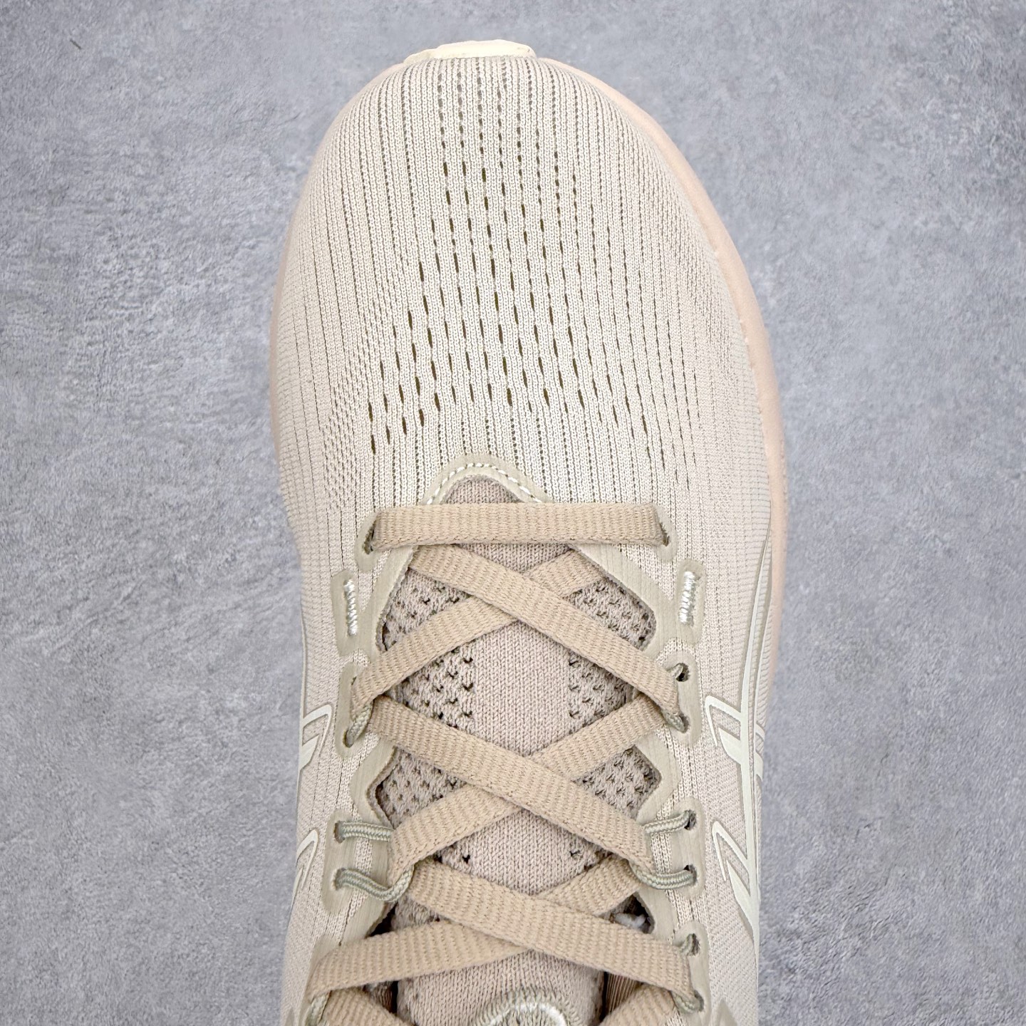 Asics GEL-Nimbus 28 亚瑟士缓震跑鞋 近年复古风潮的势头很旺 ASICS一直坚信保持身