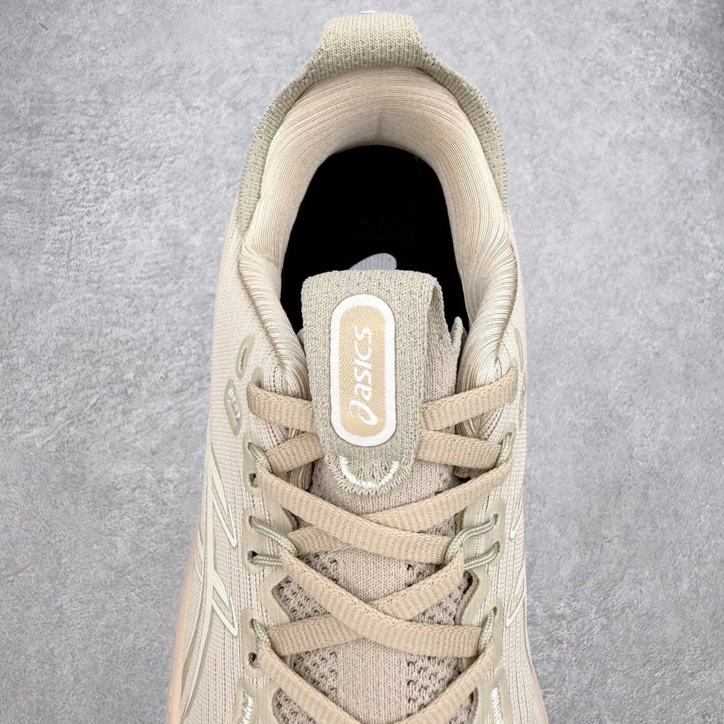 Asics GEL-Nimbus 28 亚瑟士缓震跑鞋 近年复古风潮的势头很旺 ASICS一直坚信保持身