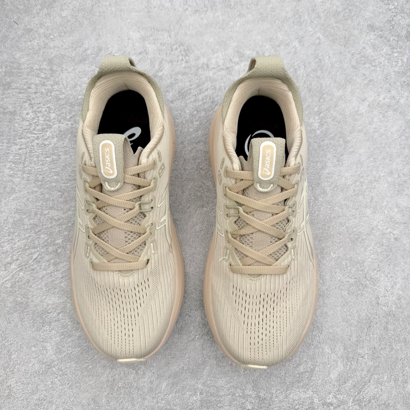 Asics GEL-Nimbus 28 亚瑟士缓震跑鞋 近年复古风潮的势头很旺 ASICS一直坚信保持身
