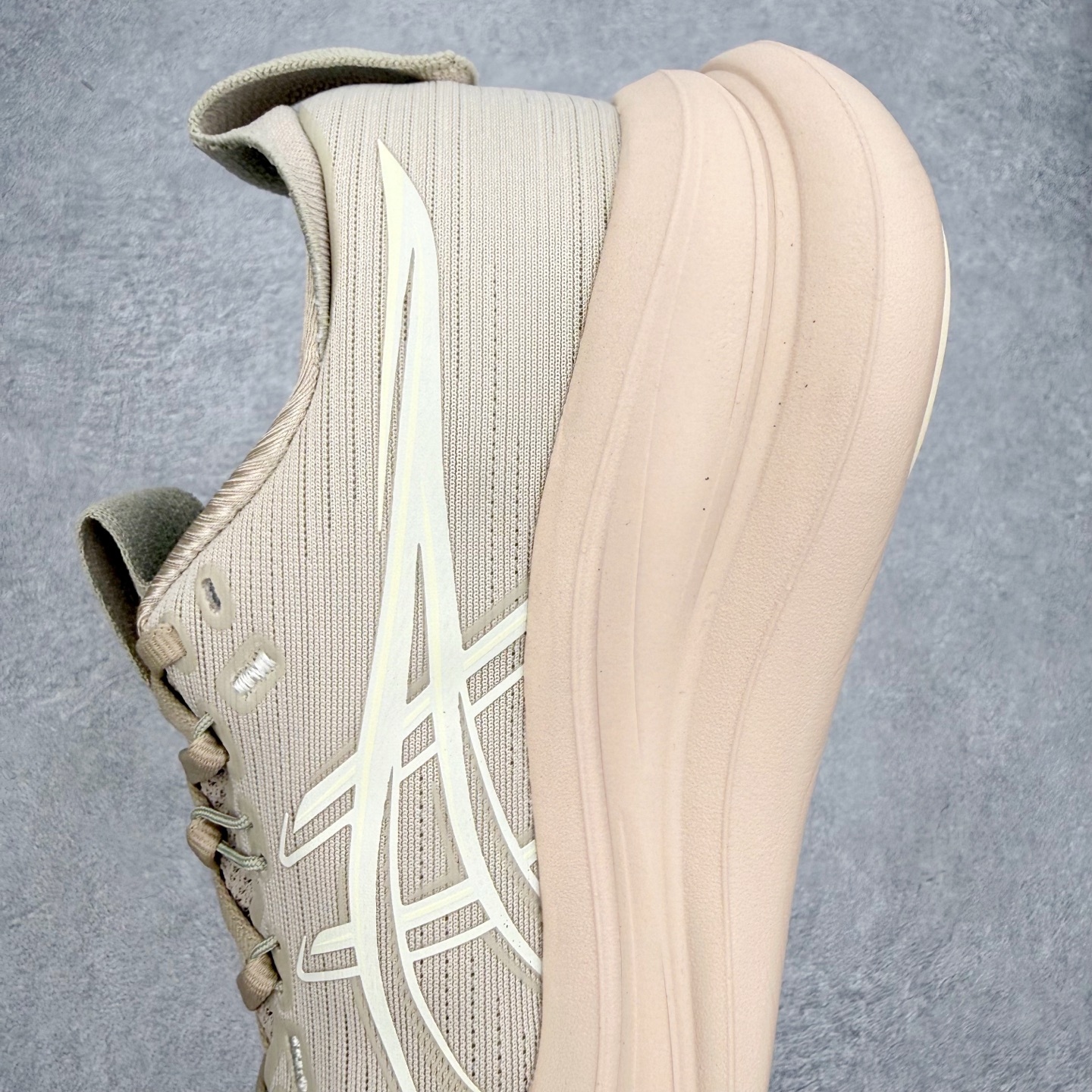 Asics GEL-Nimbus 28 亚瑟士缓震跑鞋 近年复古风潮的势头很旺 ASICS一直坚信保持身
