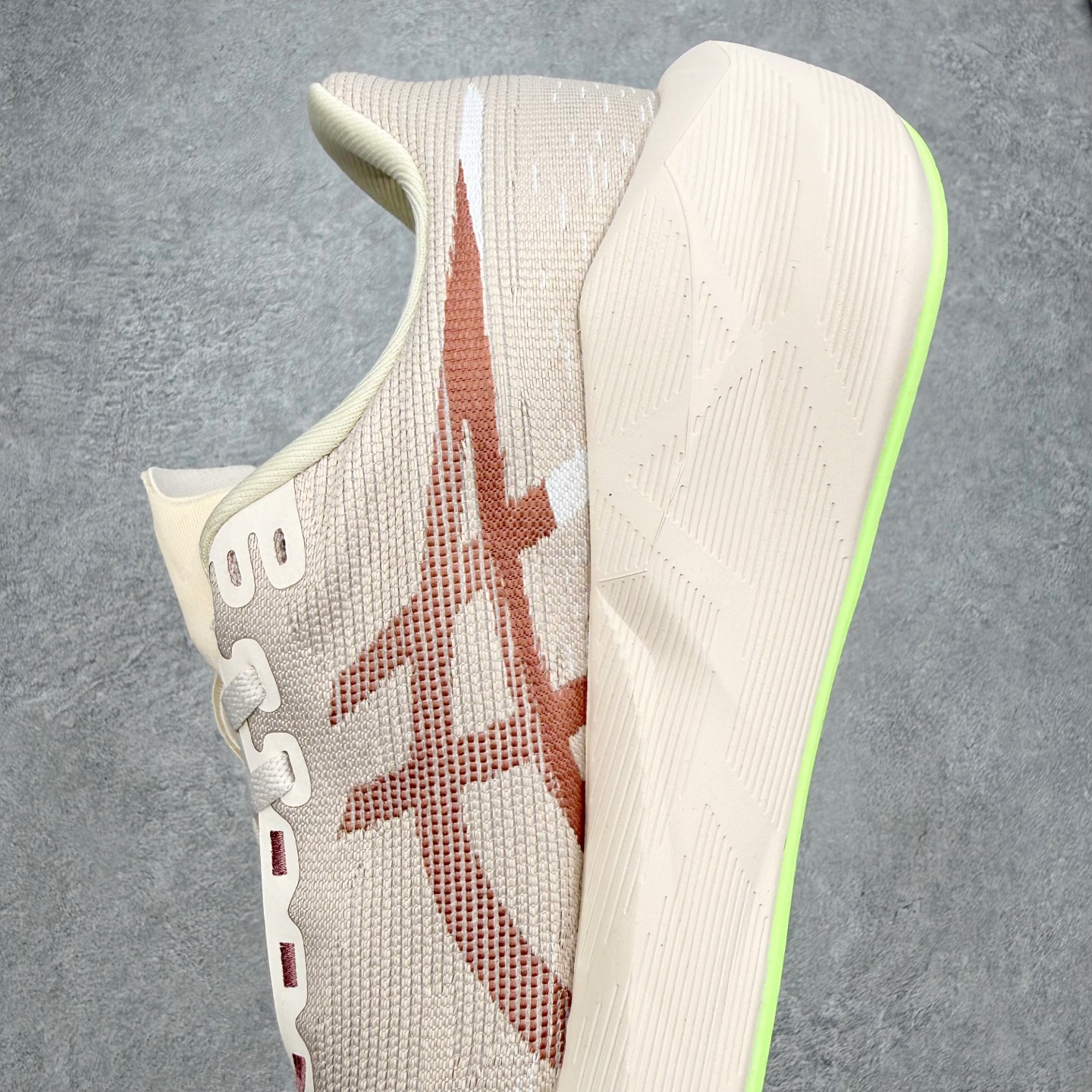 ASICS NOVABLAST 6 舒适百搭低帮马拉松训练竞速跑步鞋 ASICS（亚瑟士）是日本实业家鬼