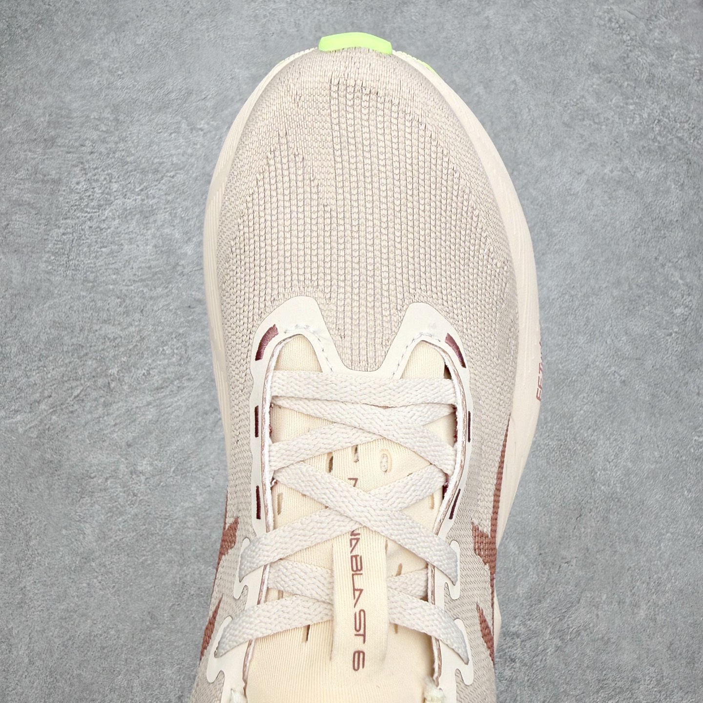 ASICS NOVABLAST 6 舒适百搭低帮马拉松训练竞速跑步鞋 ASICS（亚瑟士）是日本实业家鬼