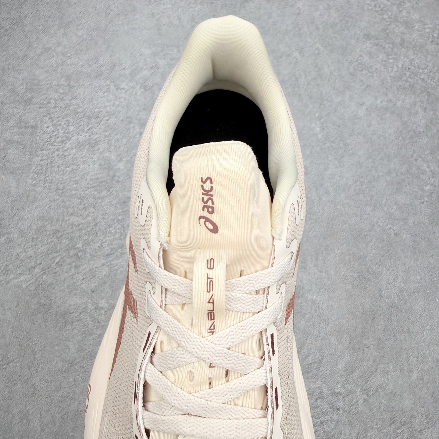 ASICS NOVABLAST 6 舒适百搭低帮马拉松训练竞速跑步鞋 ASICS（亚瑟士）是日本实业家鬼