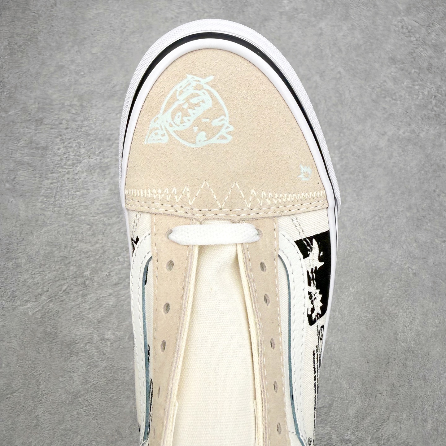 Vans Old Skool x Hirono泡泡玛特 小野联名 复古米白涂鸦鞋身采用麂皮搭配牛仔帆布面