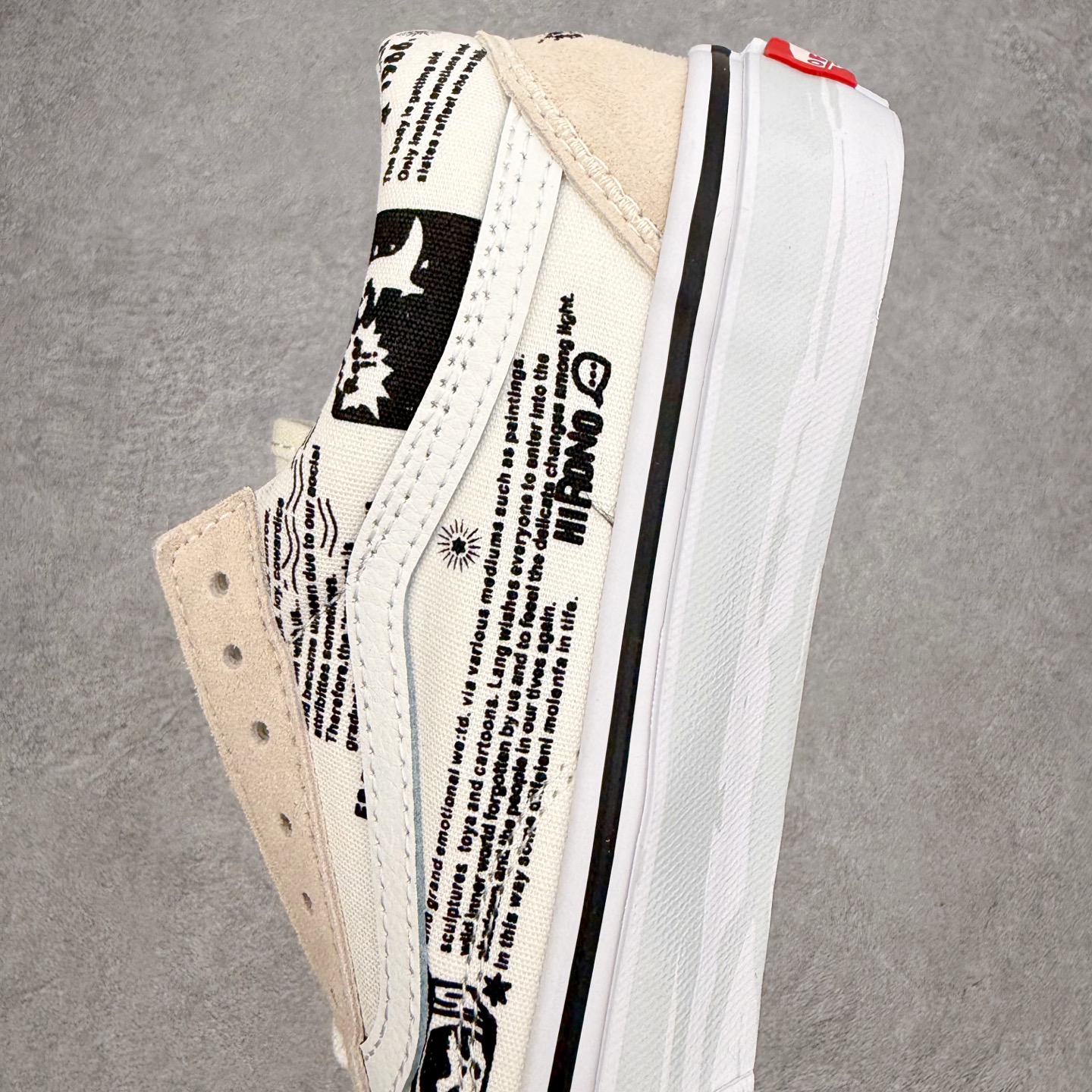 Vans Old Skool x Hirono泡泡玛特 小野联名 复古米白涂鸦鞋身采用麂皮搭配牛仔帆布面