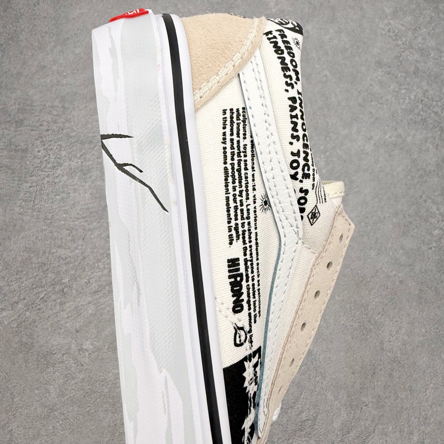 Vans Old Skool x Hirono泡泡玛特 小野联名 复古米白涂鸦鞋身采用麂皮搭配牛仔帆布面