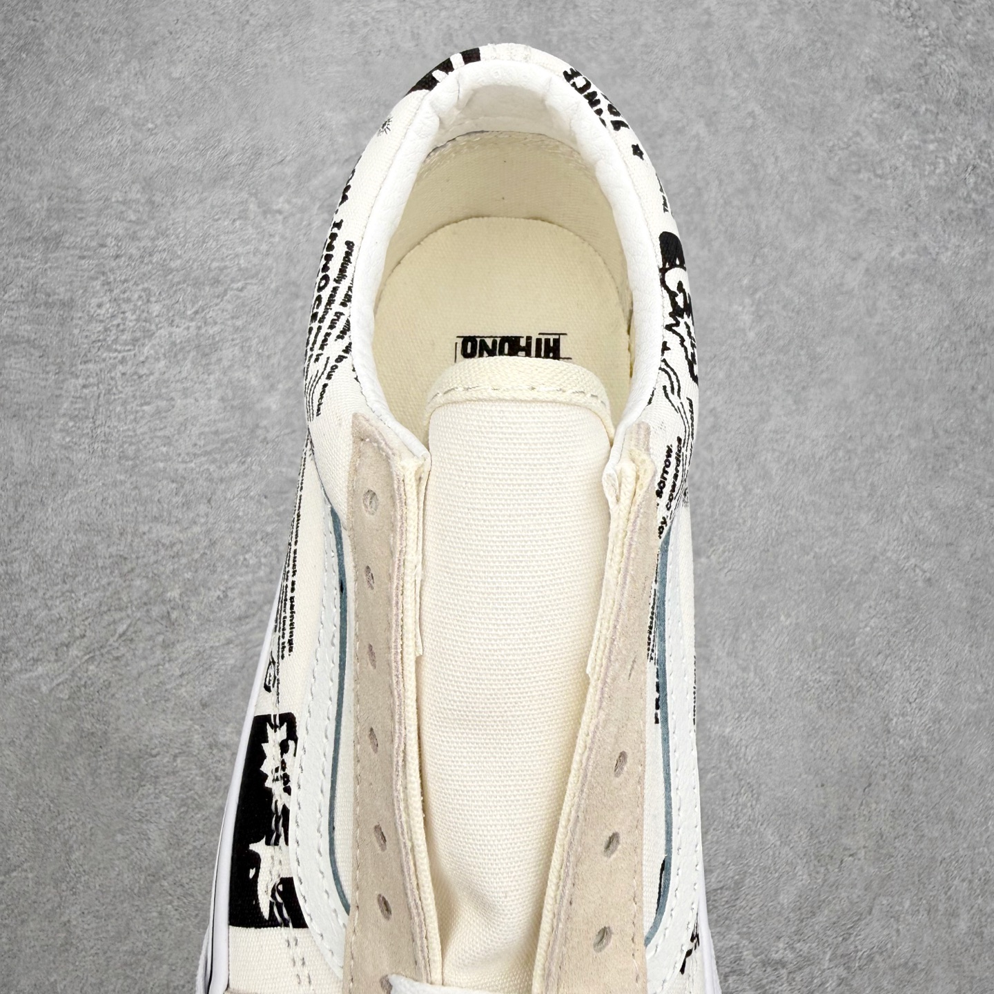 Vans Old Skool x Hirono泡泡玛特 小野联名 复古米白涂鸦鞋身采用麂皮搭配牛仔帆布面
