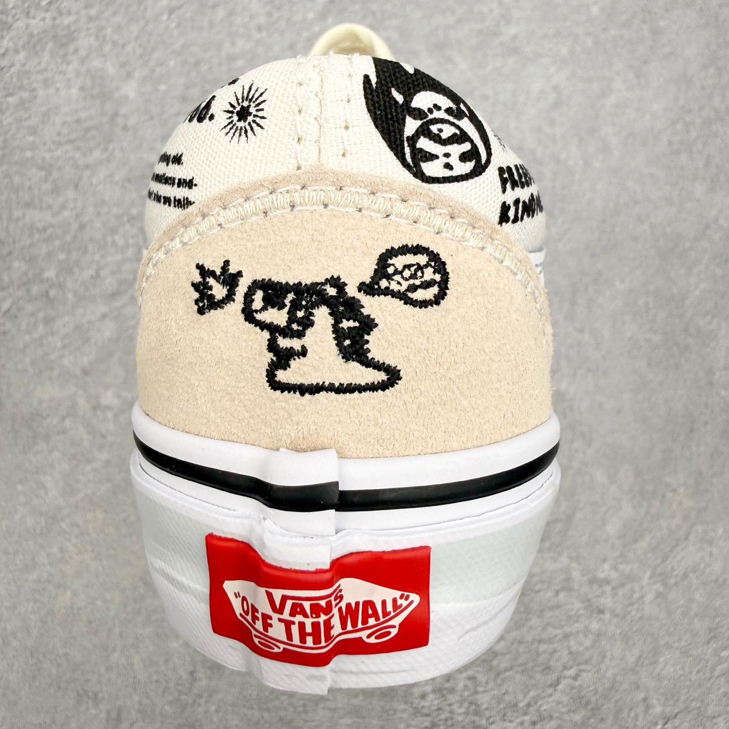 Vans Old Skool x Hirono泡泡玛特 小野联名 复古米白涂鸦鞋身采用麂皮搭配牛仔帆布面