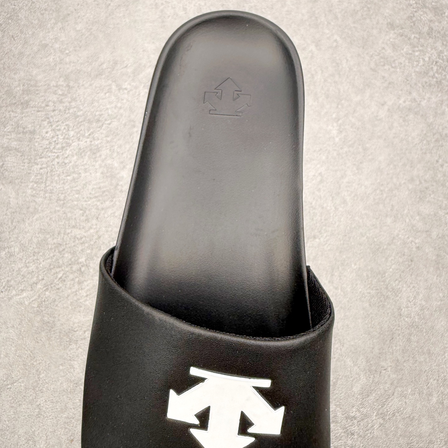 迪桑特DESCENTE ICING Nars 舒适 防滑防磨一字拖鞋 男女同款 黑色 尺码：36/45编