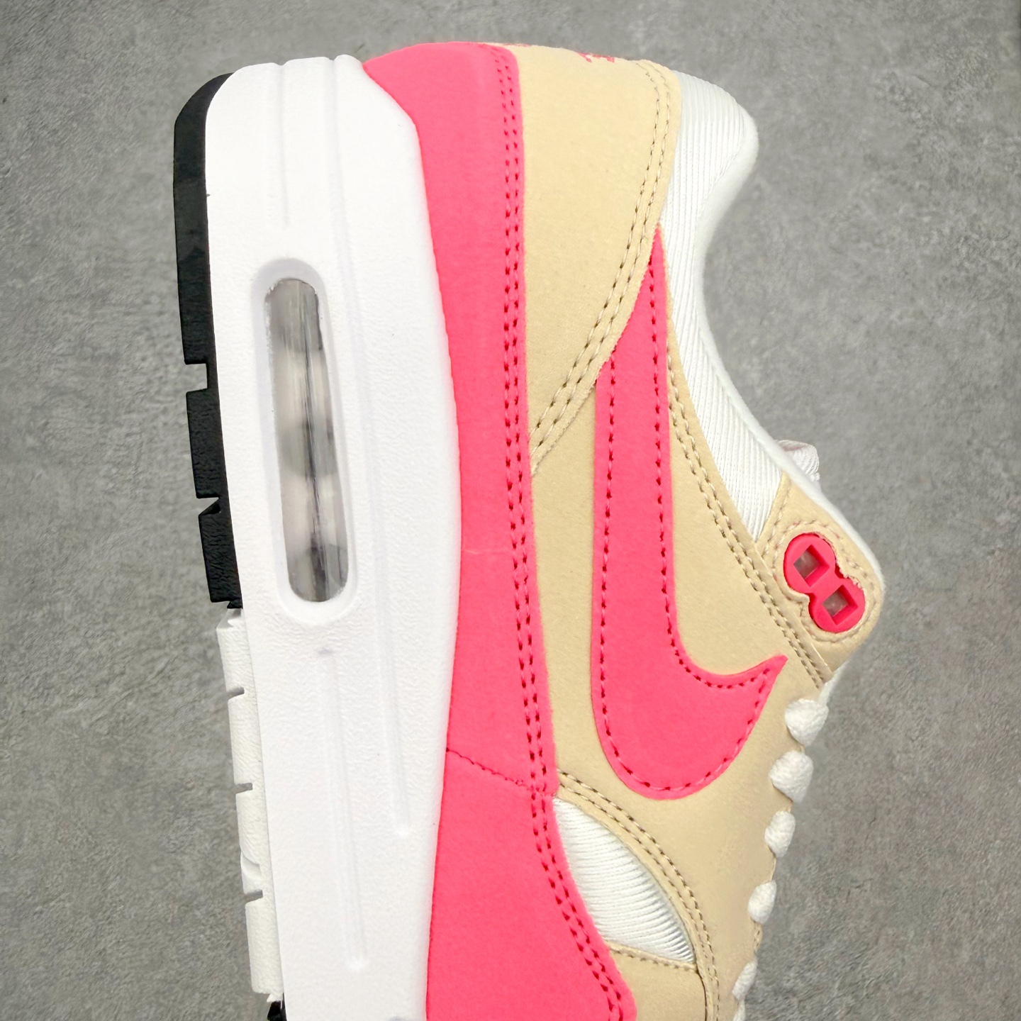NK Air Max 1 初代复古气垫慢跑鞋 DZ2628-110 由Tinker Hatfeld和Ma
