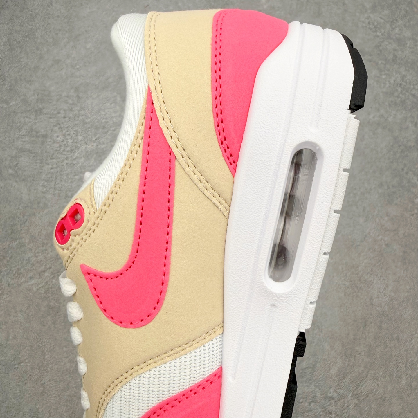 NK Air Max 1 初代复古气垫慢跑鞋 DZ2628-110 由Tinker Hatfeld和Ma