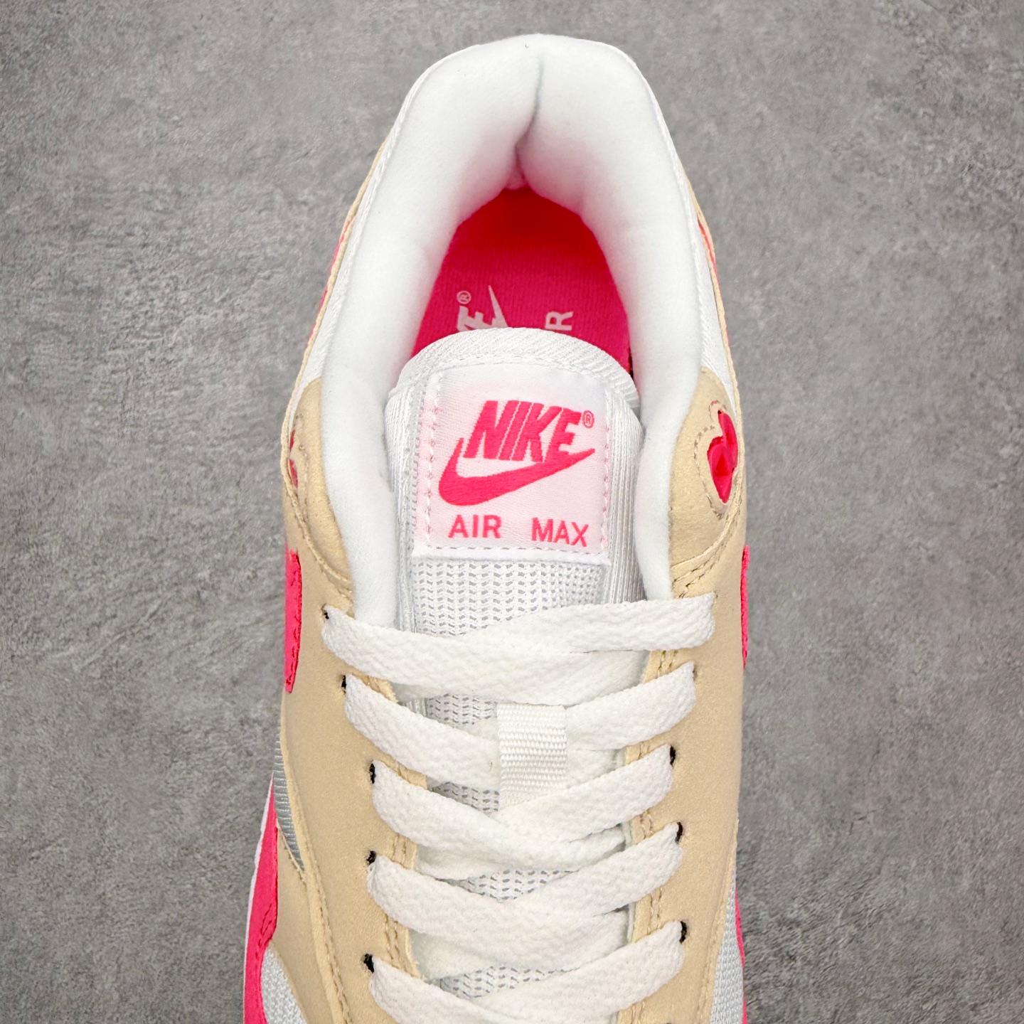 NK Air Max 1 初代复古气垫慢跑鞋 DZ2628-110 由Tinker Hatfeld和Ma