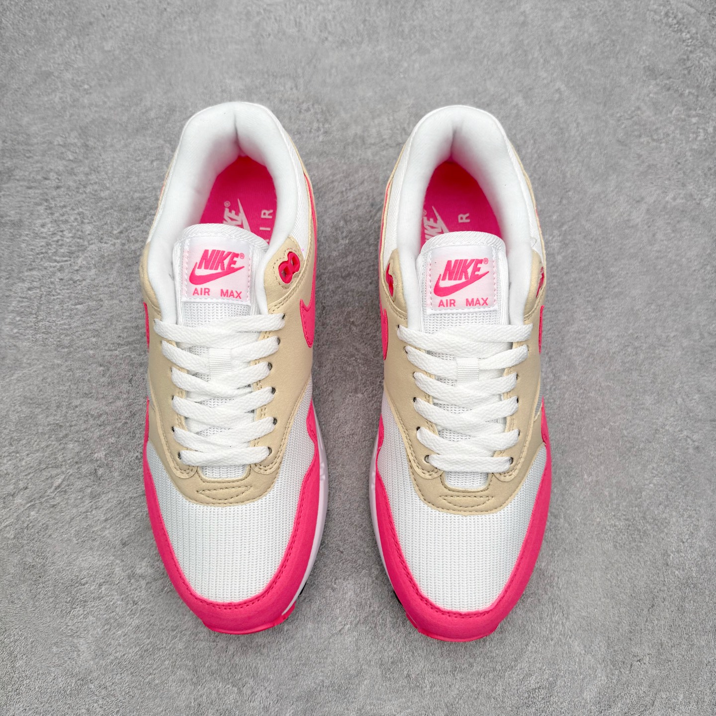 NK Air Max 1 初代复古气垫慢跑鞋 DZ2628-110 由Tinker Hatfeld和Ma