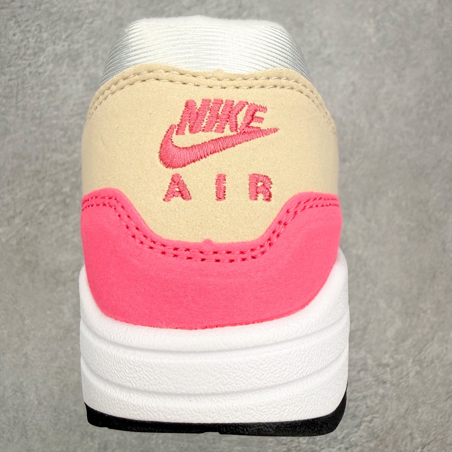 NK Air Max 1 初代复古气垫慢跑鞋 DZ2628-110 由Tinker Hatfeld和Ma