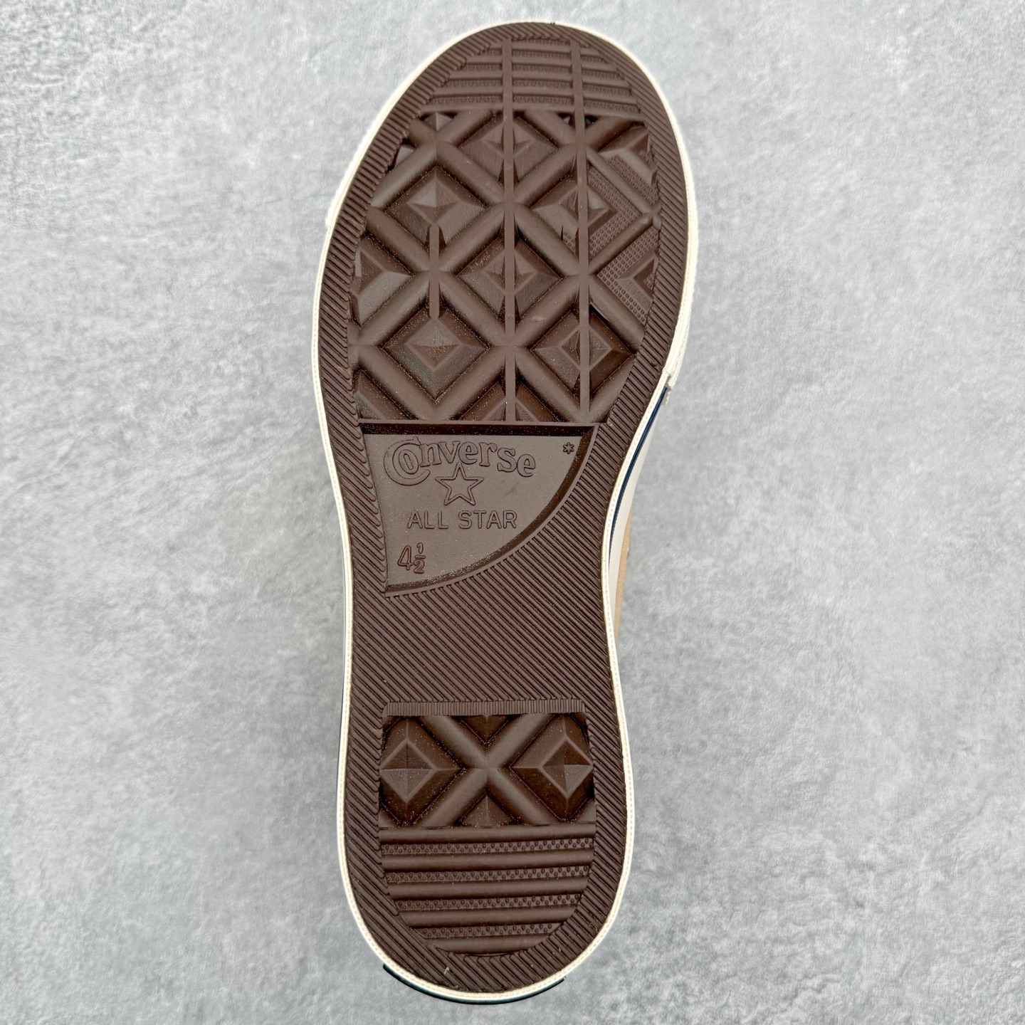 Converse Chuck 70 SNL 褐色/卡其以经典70s鞋型为基底 鞋面采用低饱和度的卡其暖调