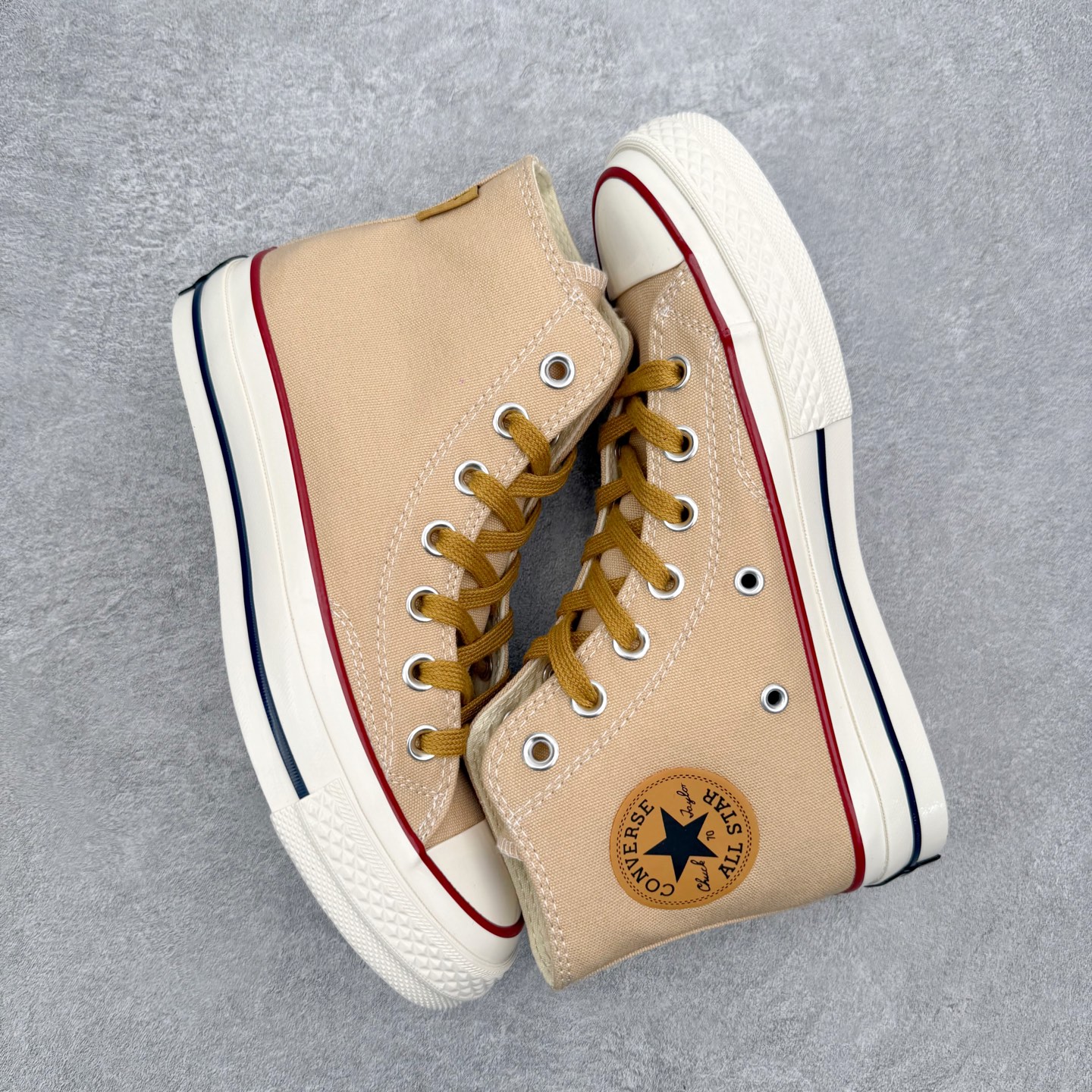 Converse Chuck 70 SNL 褐色/卡其以经典70s鞋型为基底 鞋面采用低饱和度的卡其暖调