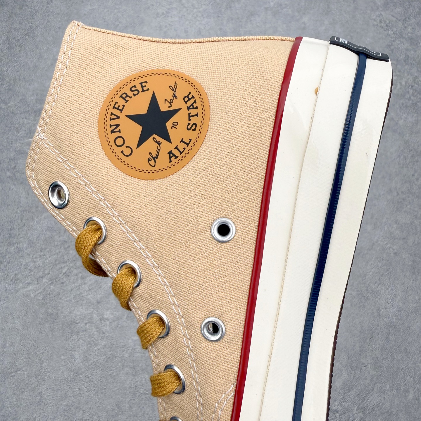 Converse Chuck 70 SNL 褐色/卡其以经典70s鞋型为基底 鞋面采用低饱和度的卡其暖调