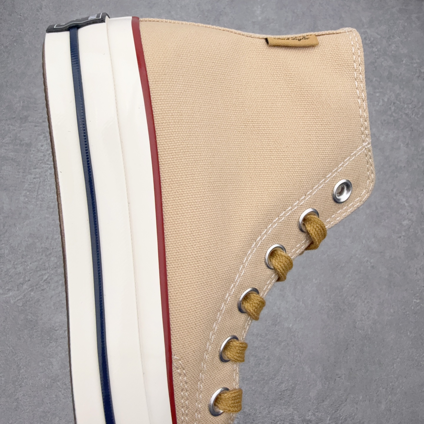 Converse Chuck 70 SNL 褐色/卡其以经典70s鞋型为基底 鞋面采用低饱和度的卡其暖调