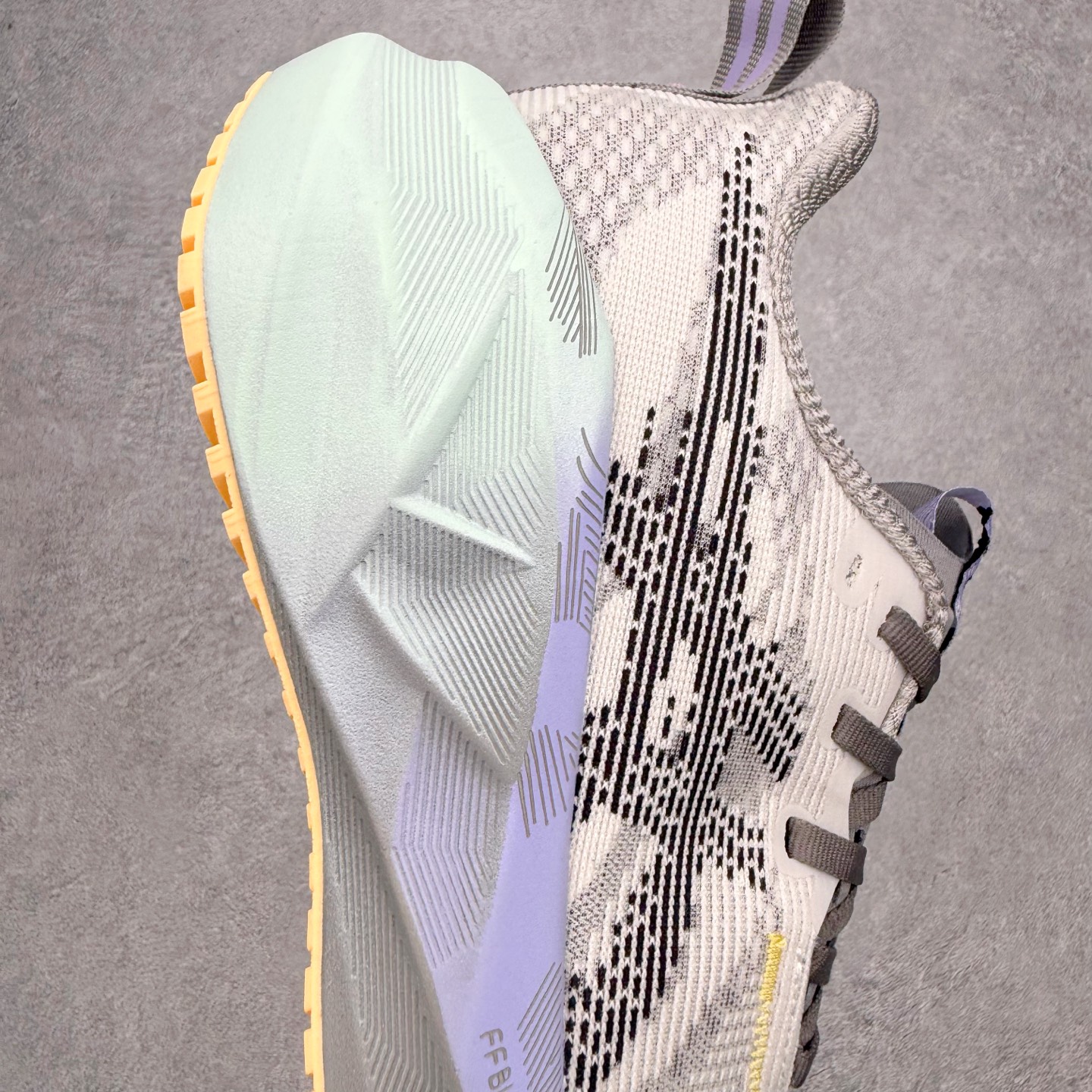 ＃XN ASICS NOVABLAST 5 舒适百搭低帮马拉松训练竞速跑步鞋 ASICS（亚瑟士）是日本