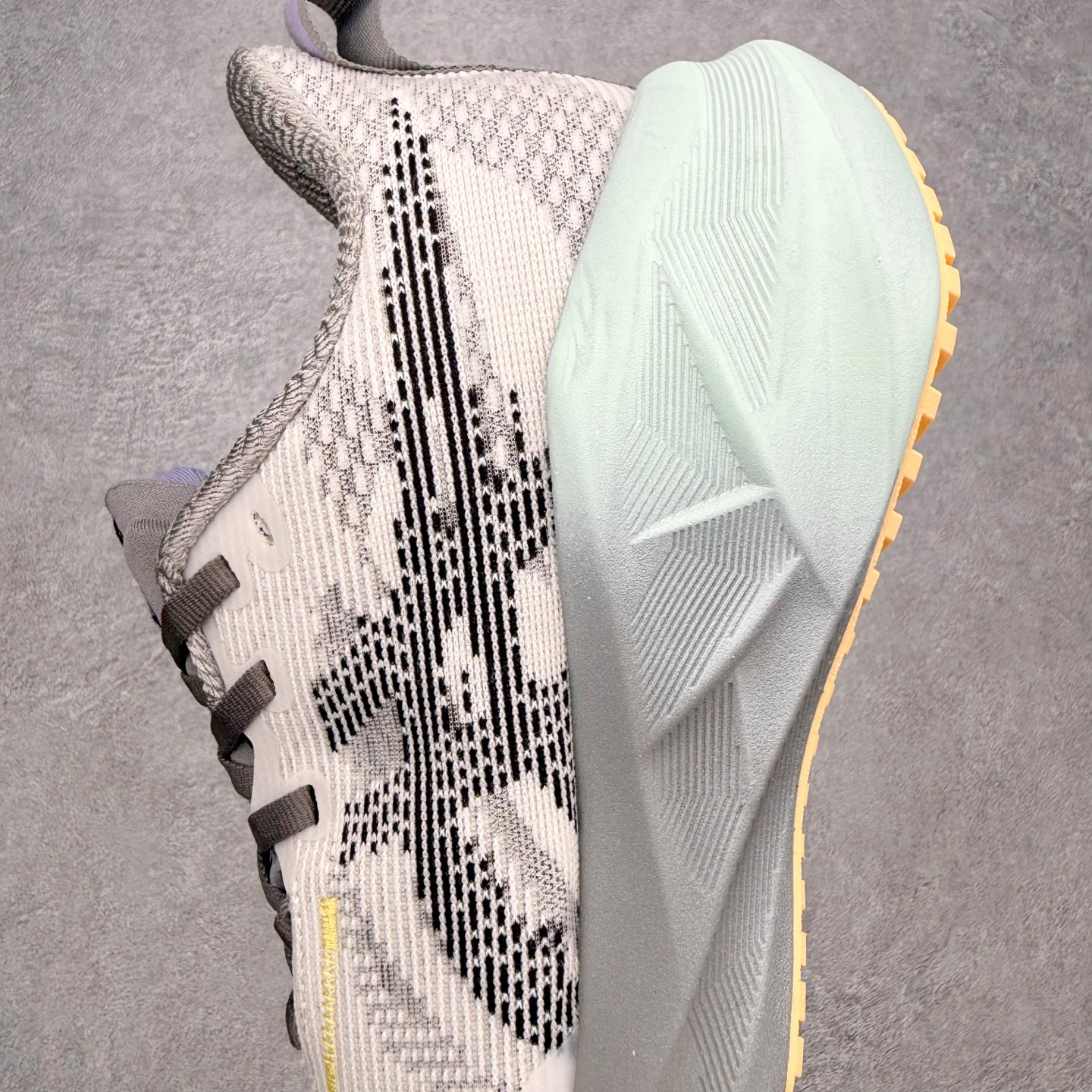 ＃XN ASICS NOVABLAST 5 舒适百搭低帮马拉松训练竞速跑步鞋 ASICS（亚瑟士）是日本