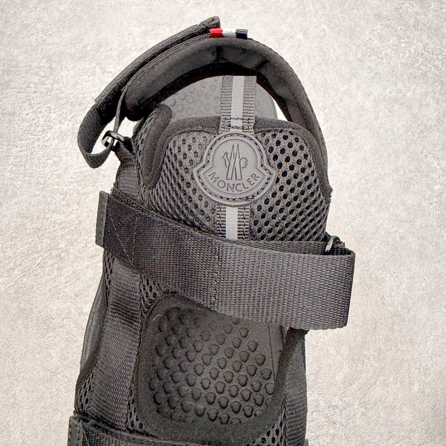Moncler盟可睐 Trailgrip 露趾魔术贴 沙滩凉鞋 男款 黑色 轻盈舒适，适合在小径和城市街