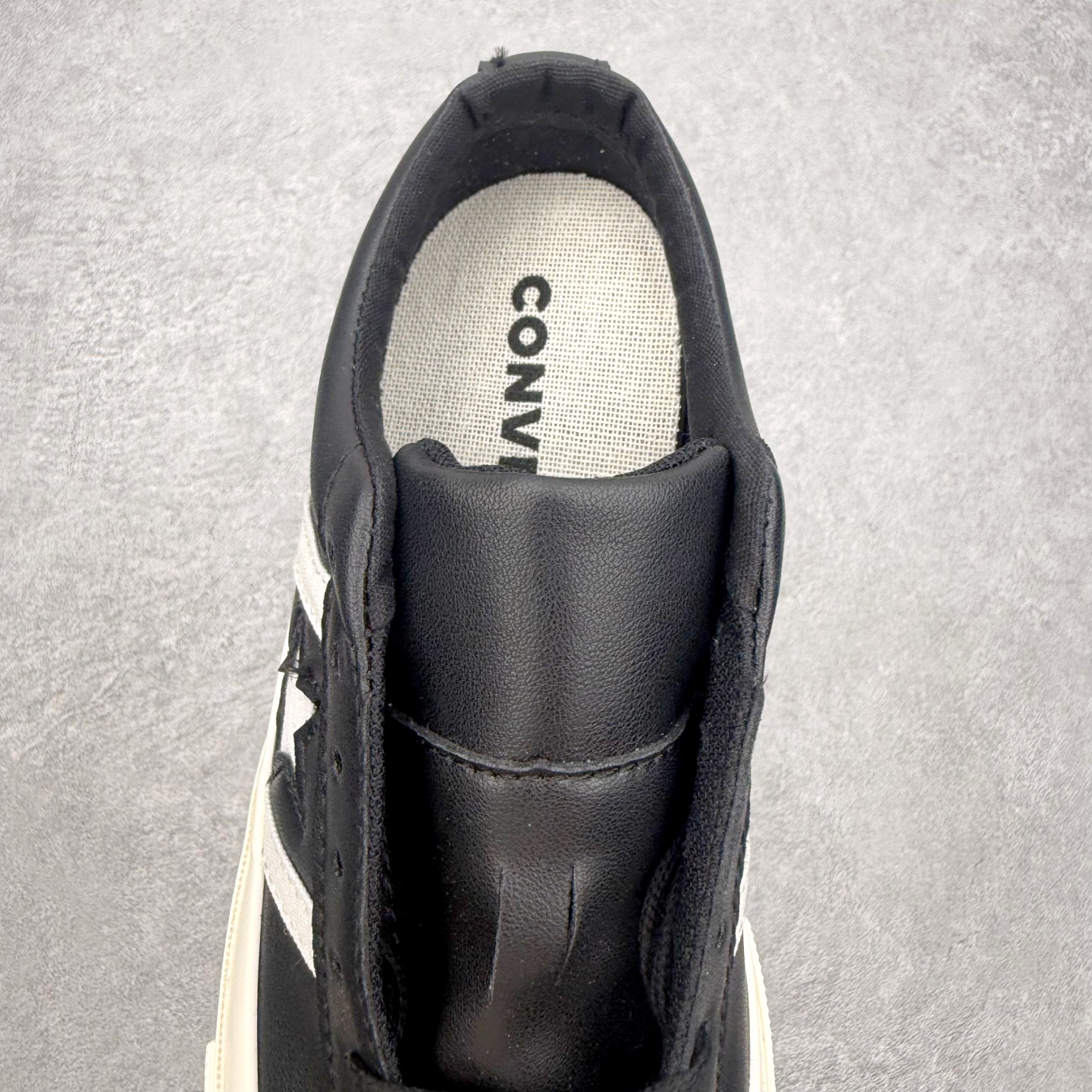 Converse One Star 黑白皮面匡威木村一星复古休闲滑板鞋采用优质皮革鞋面 质感细腻耐穿标志