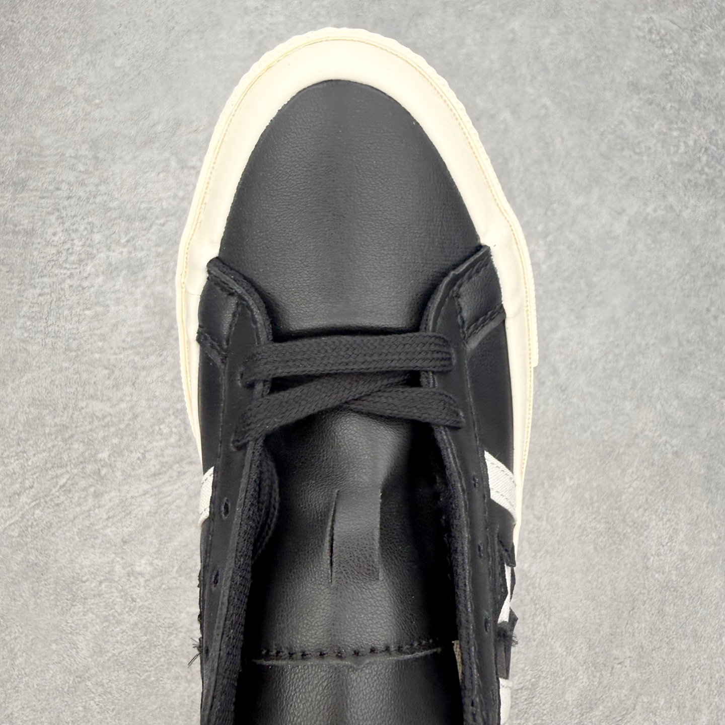 Converse One Star 黑白皮面匡威木村一星复古休闲滑板鞋采用优质皮革鞋面 质感细腻耐穿标志
