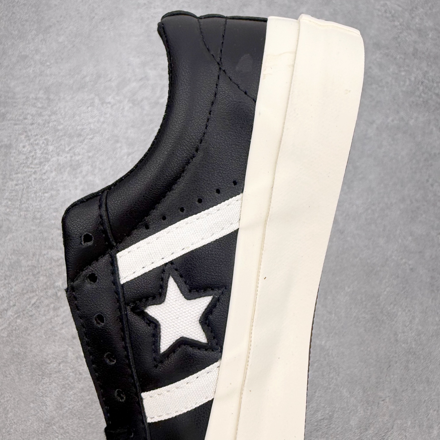 Converse One Star 黑白皮面匡威木村一星复古休闲滑板鞋采用优质皮革鞋面 质感细腻耐穿标志