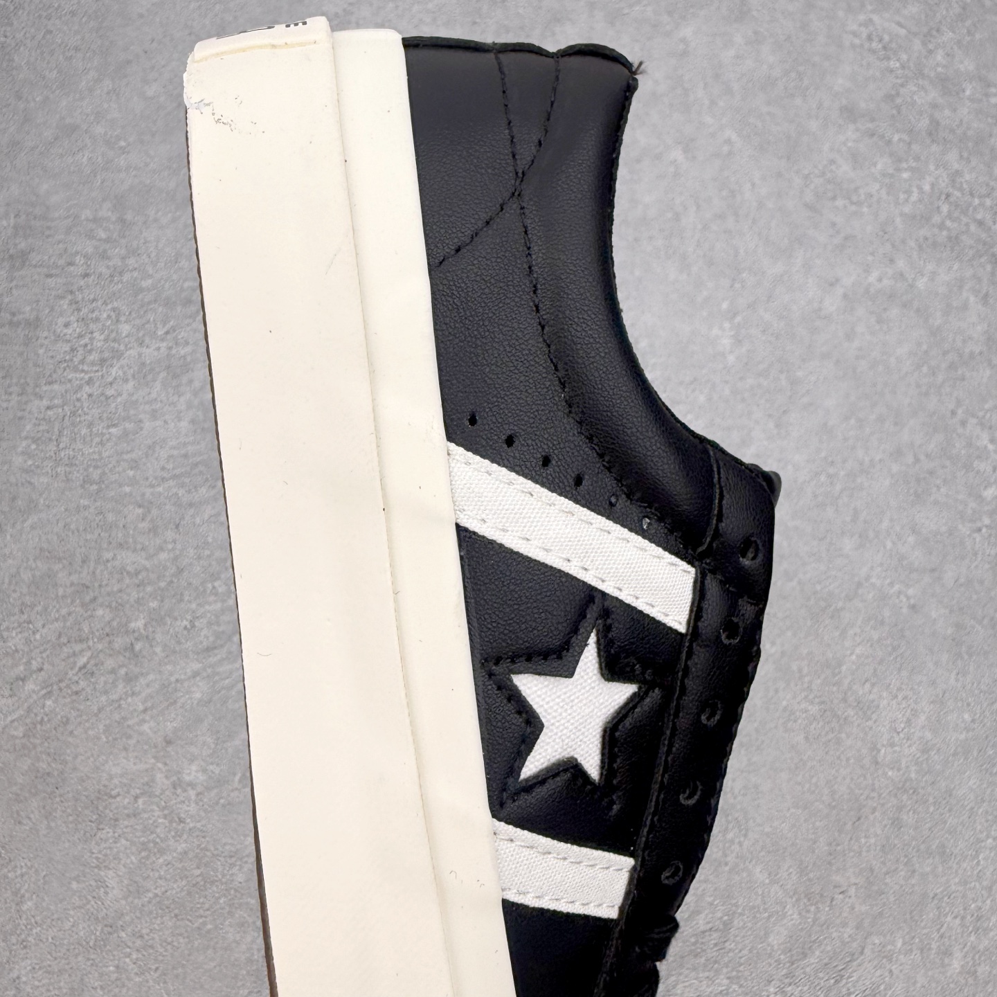 Converse One Star 黑白皮面匡威木村一星复古休闲滑板鞋采用优质皮革鞋面 质感细腻耐穿标志