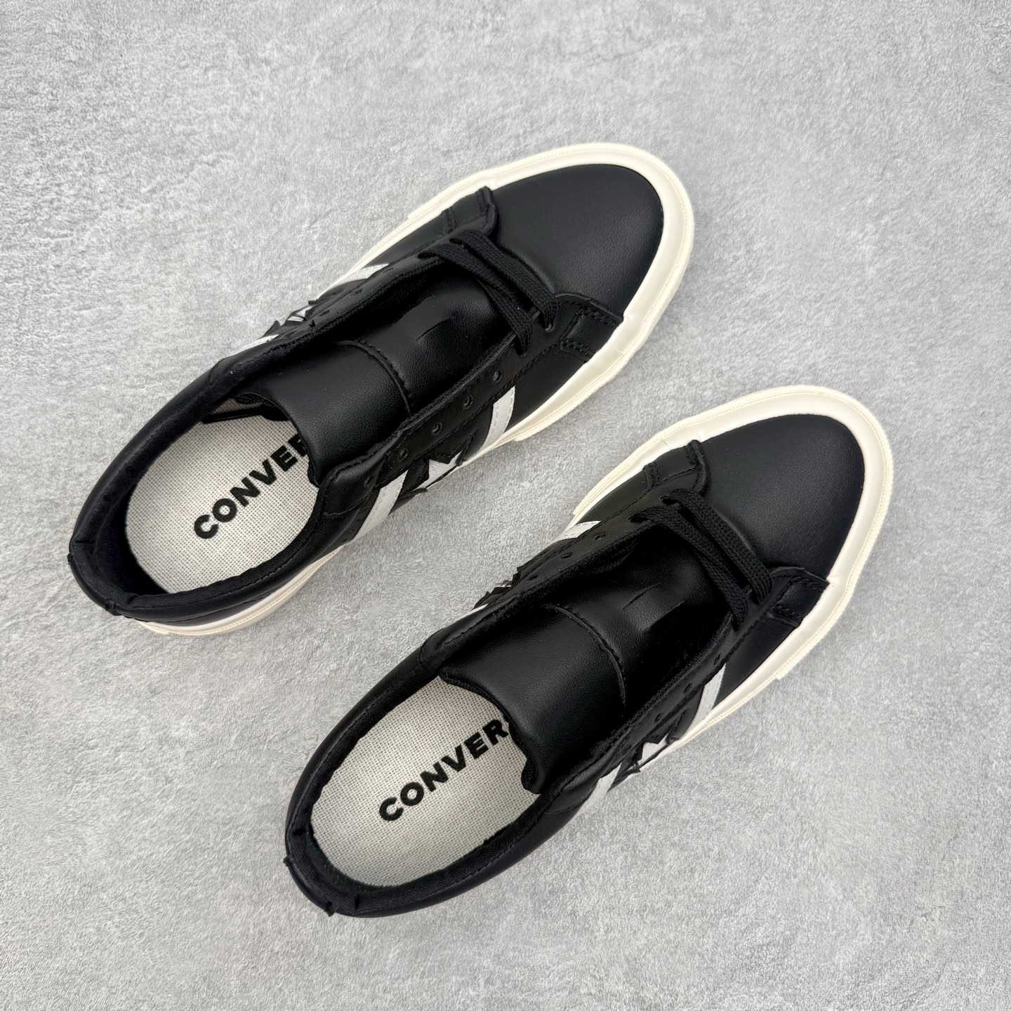 Converse One Star 黑白皮面匡威木村一星复古休闲滑板鞋采用优质皮革鞋面 质感细腻耐穿标志