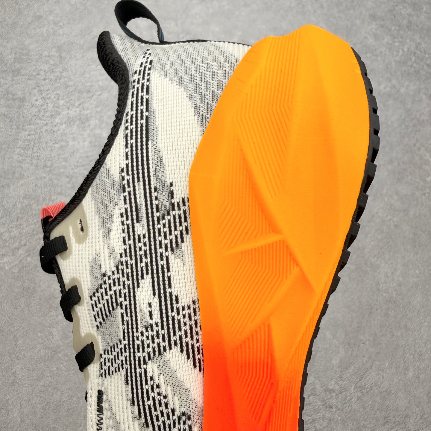 ＃XN ASICS NOVABLAST 5 舒适百搭低帮马拉松训练竞速跑步鞋 ASICS（亚瑟士）是日本