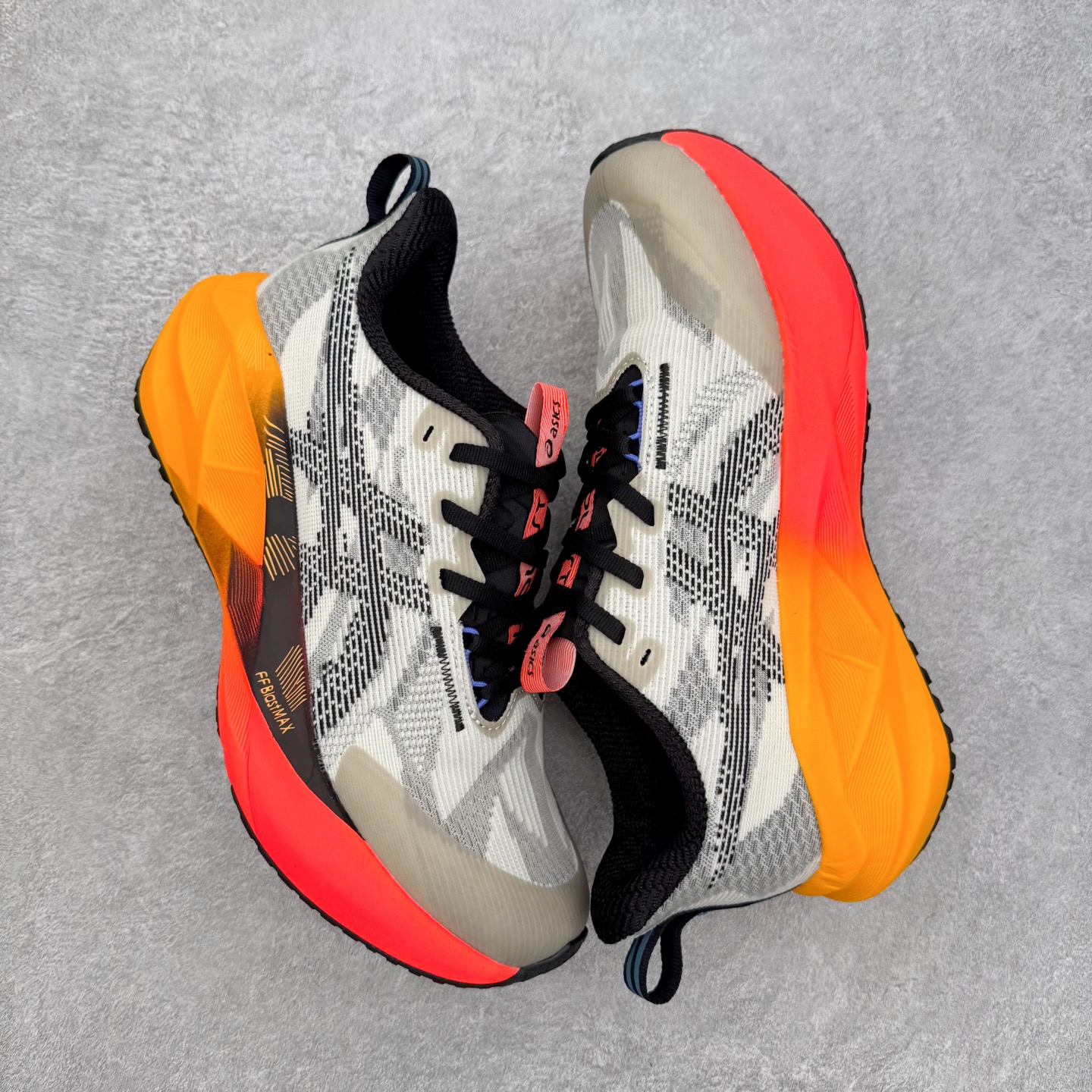 ＃XN ASICS NOVABLAST 5 舒适百搭低帮马拉松训练竞速跑步鞋 ASICS（亚瑟士）是日本