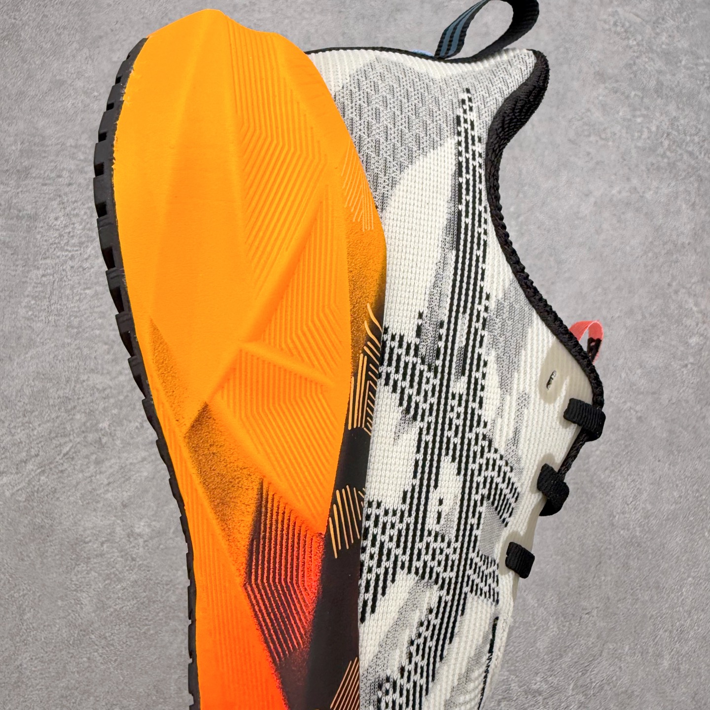 ＃XN ASICS NOVABLAST 5 舒适百搭低帮马拉松训练竞速跑步鞋 ASICS（亚瑟士）是日本