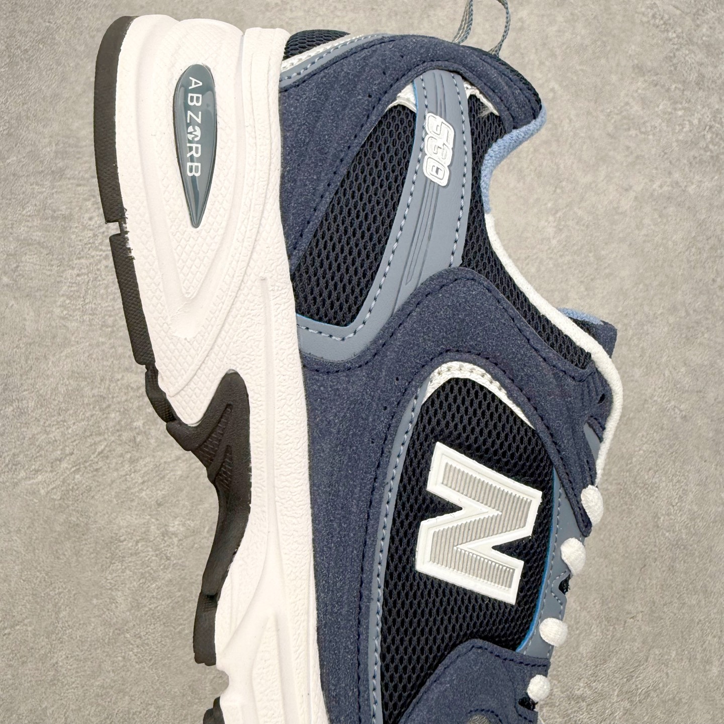 New Balance NB530 新百伦复古透气跑步鞋 抛弃过往以皮革为主的人气轮廓 以极具复古风范的