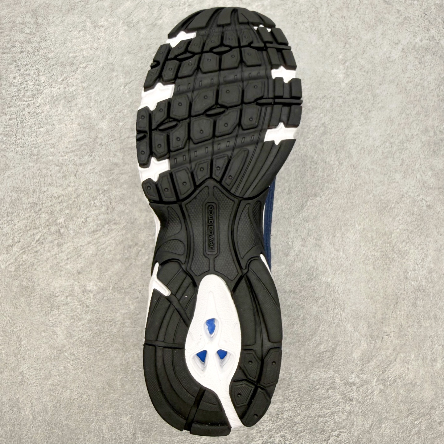 New Balance NB530 新百伦复古透气跑步鞋 抛弃过往以皮革为主的人气轮廓 以极具复古风范的