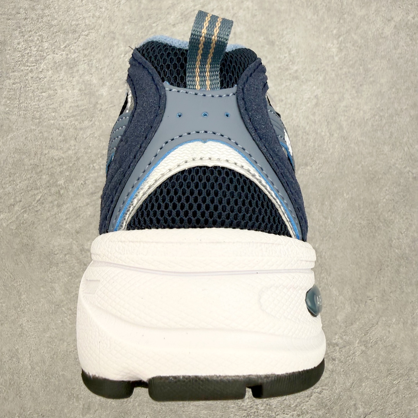 New Balance NB530 新百伦复古透气跑步鞋 抛弃过往以皮革为主的人气轮廓 以极具复古风范的