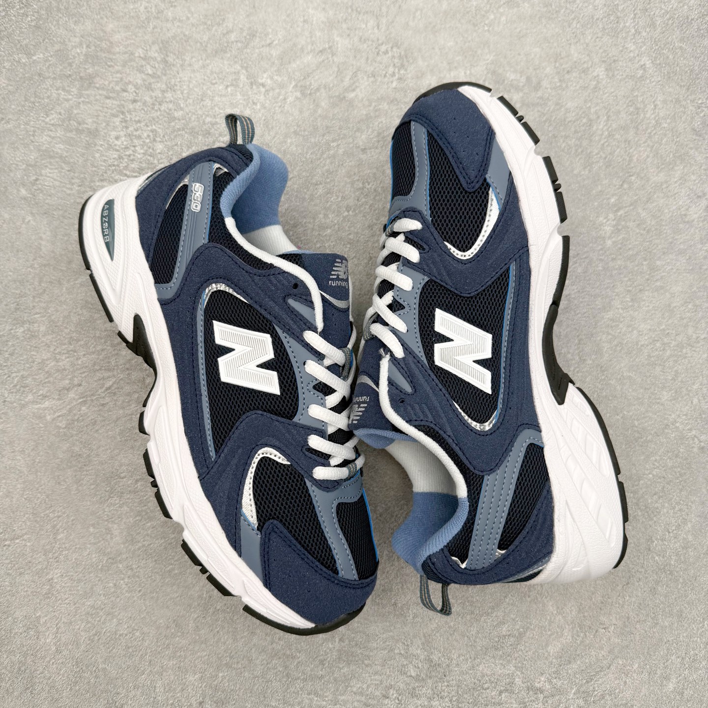 New Balance NB530 新百伦复古透气跑步鞋 抛弃过往以皮革为主的人气轮廓 以极具复古风范的