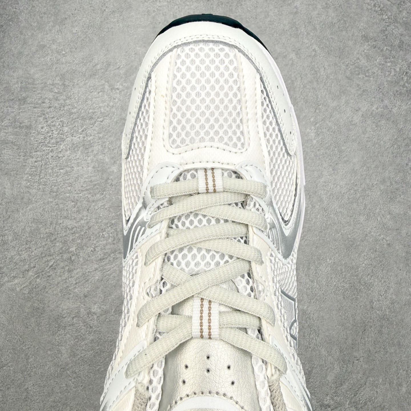 New Balance NB530 新百伦复古透气跑步鞋 抛弃过往以皮革为主的人气轮廓 以极具复古风范的