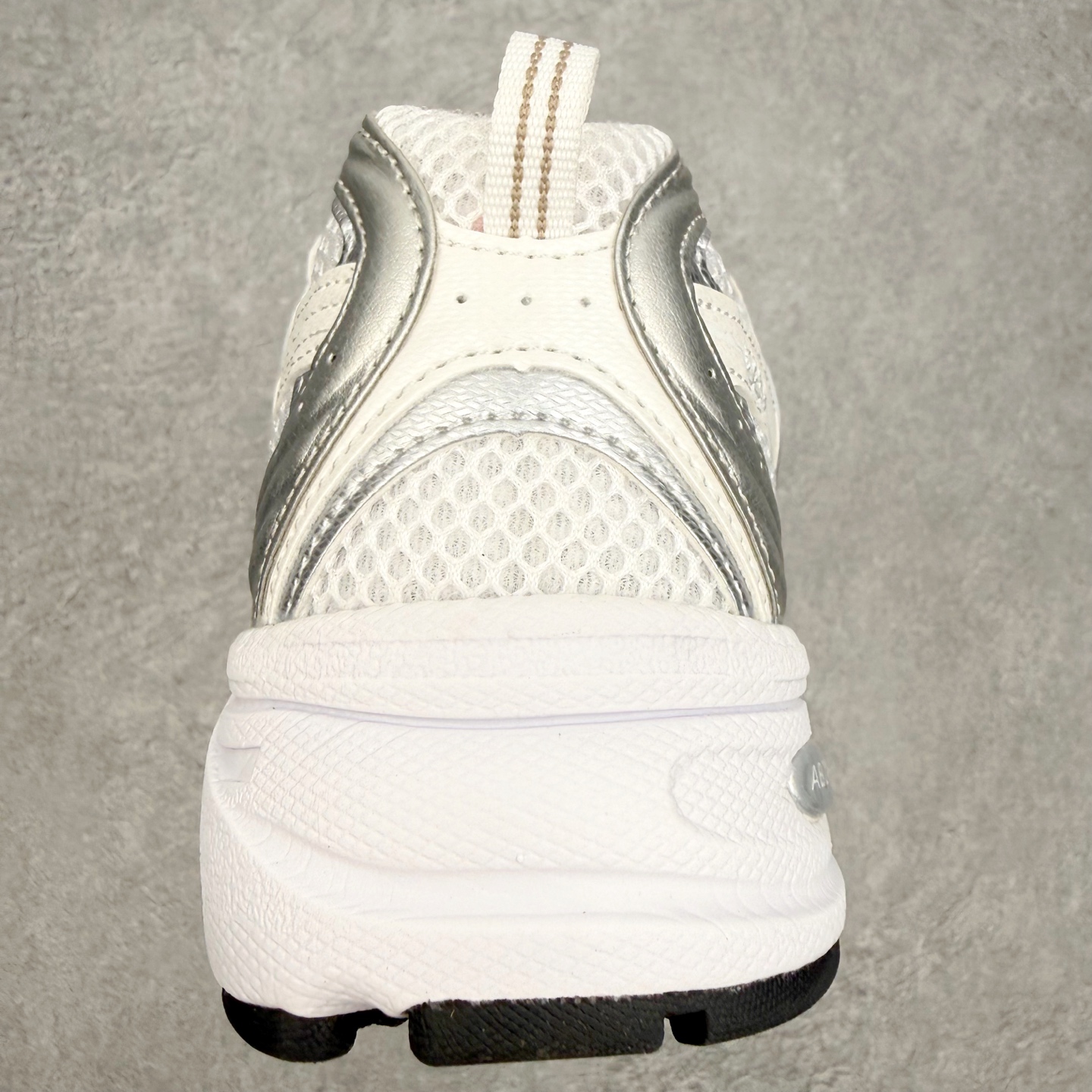 New Balance NB530 新百伦复古透气跑步鞋 抛弃过往以皮革为主的人气轮廓 以极具复古风范的